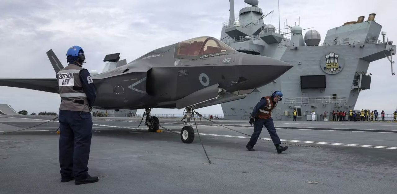 Samolot F-35B na pokładzie lotniskowca HMS Prince of Wales