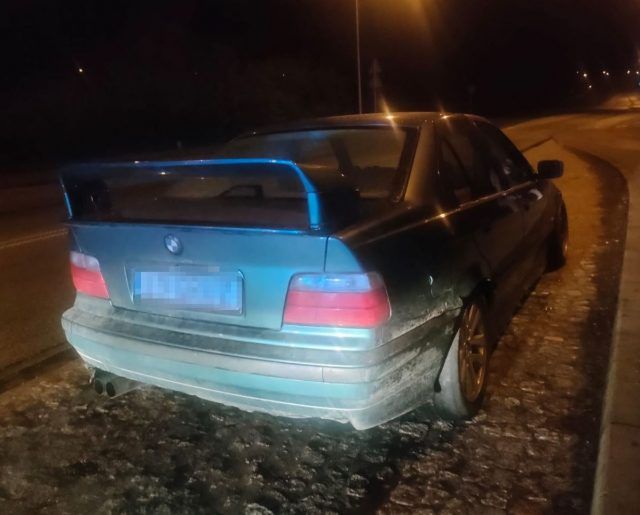 Driftowanie dwóch BMW na rondzie zakończone mandatami. W jednym pojeździe nie zgadzał się stan drogomierza (zdjęcia)