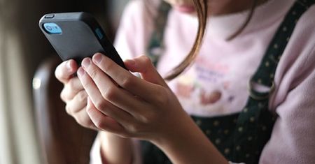 Pierwszy telefon dziecka - jak dbać o bezpieczeństwo dziecka w sieci?