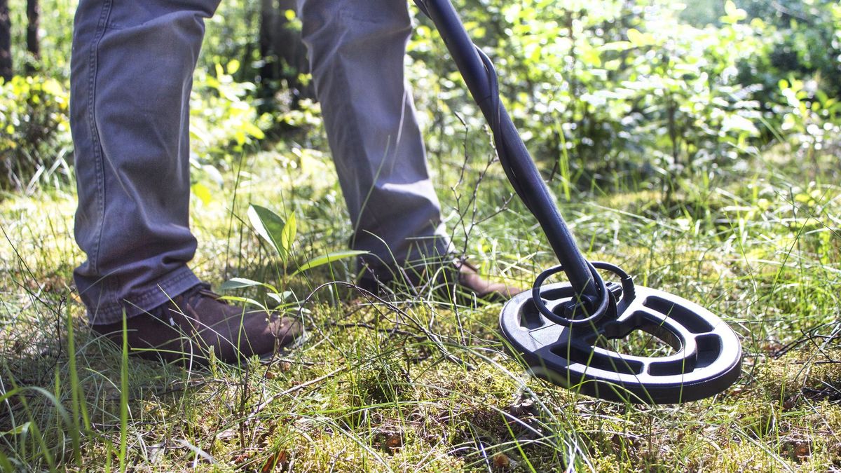 Wykrywacz metali podczas pracy. Zdjęcie ilustracyjne