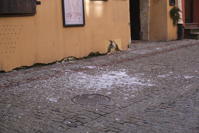 Zlodowaciały śnieg zsunął się z dachu kamienicy na Starym Mieście