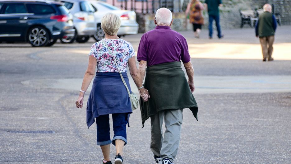 Ulgi i zniżki dla seniorów. Emeryci w 2023 mogą zaoszczędzić