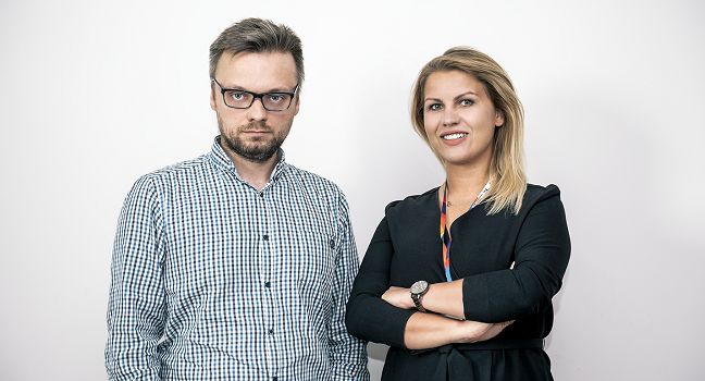 Justyna Borczyńska i Kamil Wiśniewski w dziale obsługi klienta Plej