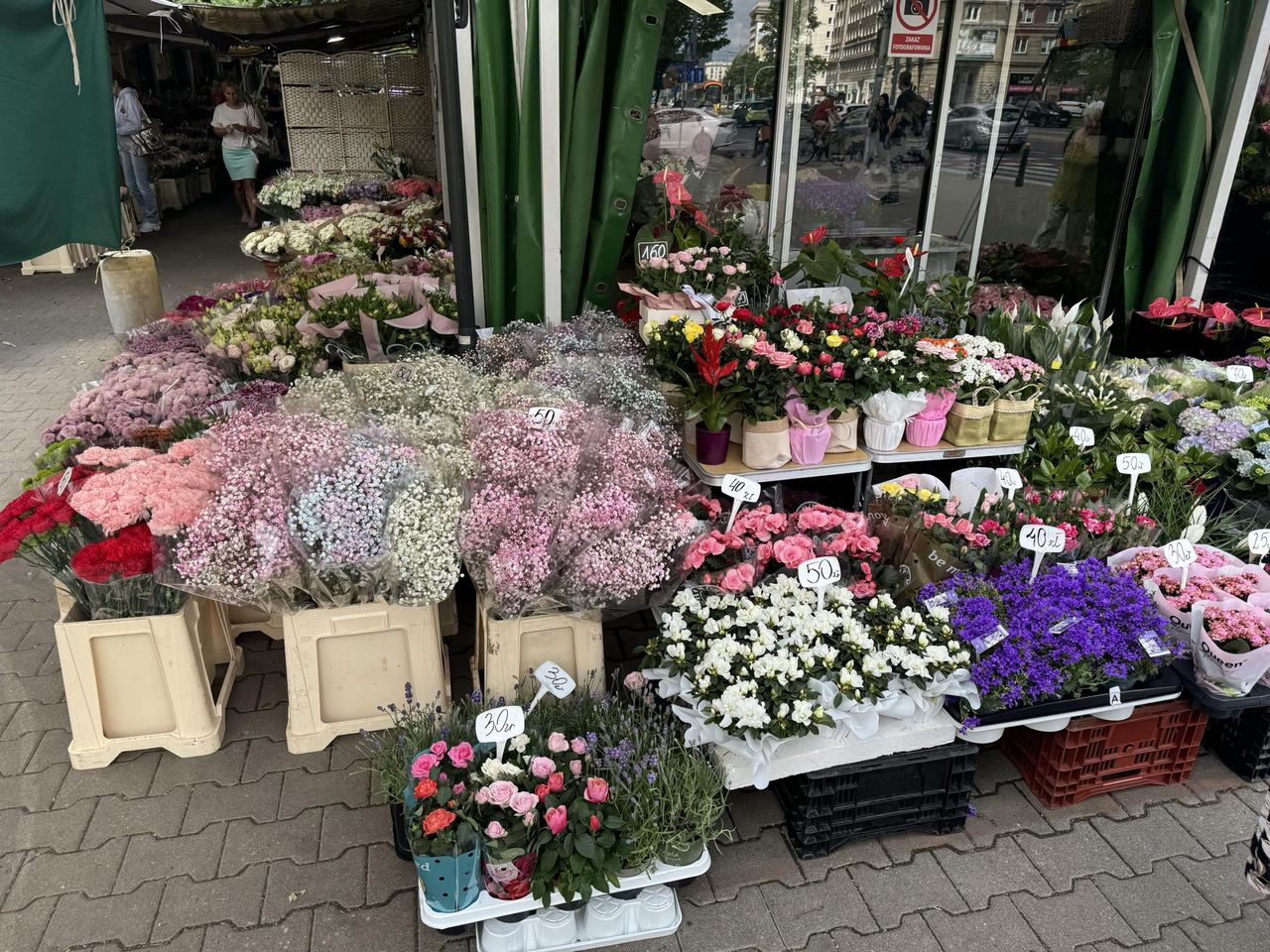 Ceny kwiatów przed Halą Mirowską w Warszawie