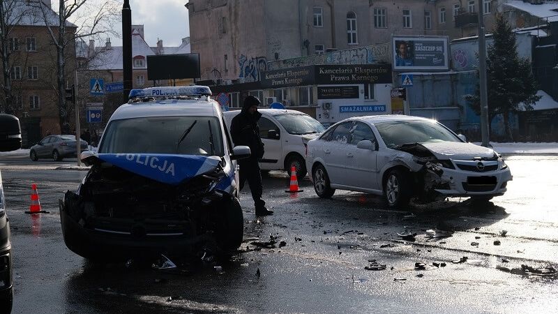 Zderzenie opla z radiowozem na skrzyżowaniu al. Tysiąclecia z ul. Lubartowską