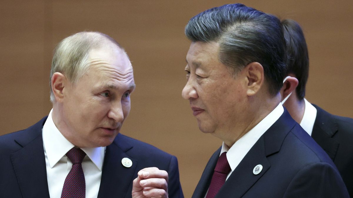 Wladimir Putin w Uzbekistanie
Russian President Vladimir Putin, left, gestures while speaking to Chinese President Xi Jinping during the Shanghai Cooperation Organization (SCO) summit in Samarkand, Uzbekistan, Friday, Sept. 16, 2022. (Sergei Bobylev, Sputnik, Kremlin Pool Photo via AP)
Sergei Bobylev