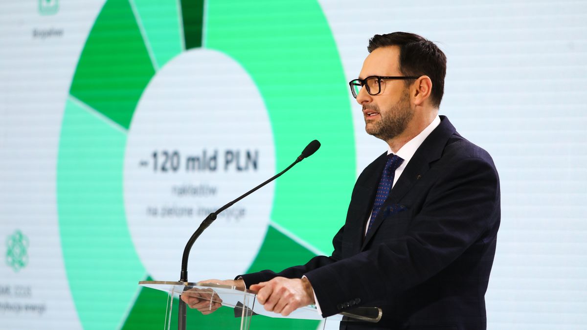 Warszawa, 28.02.2023. Prezes PKN Orlen Daniel Obajtek podczas konferencji prasowej w siedzibie PKN ORLEN w Warszawie, 28 bm. Konferencja dotyczyła nowej strategii kierunków rozwoju Grupy Orlen. (sko) PAP/Tomasz Gzell