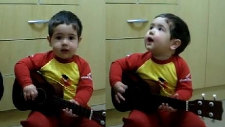 Dwulatek śpiewa i gra BEATLESÓW!