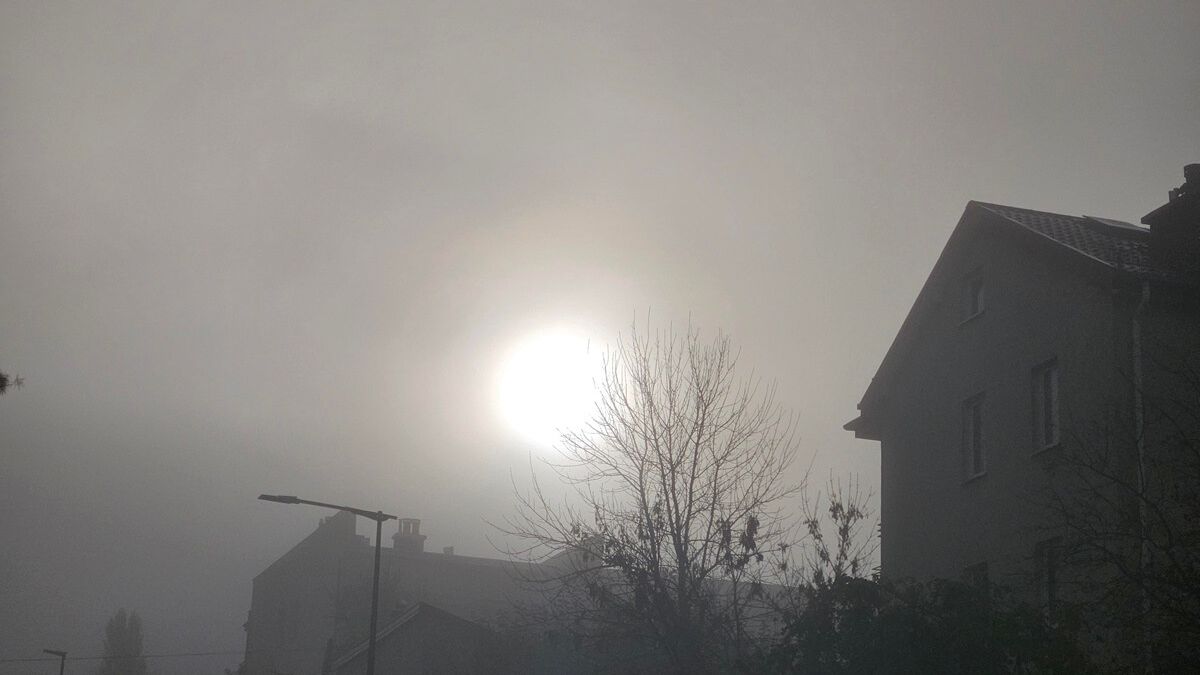 Słońce przebijające się przez poranną mgłę nad Lublinem