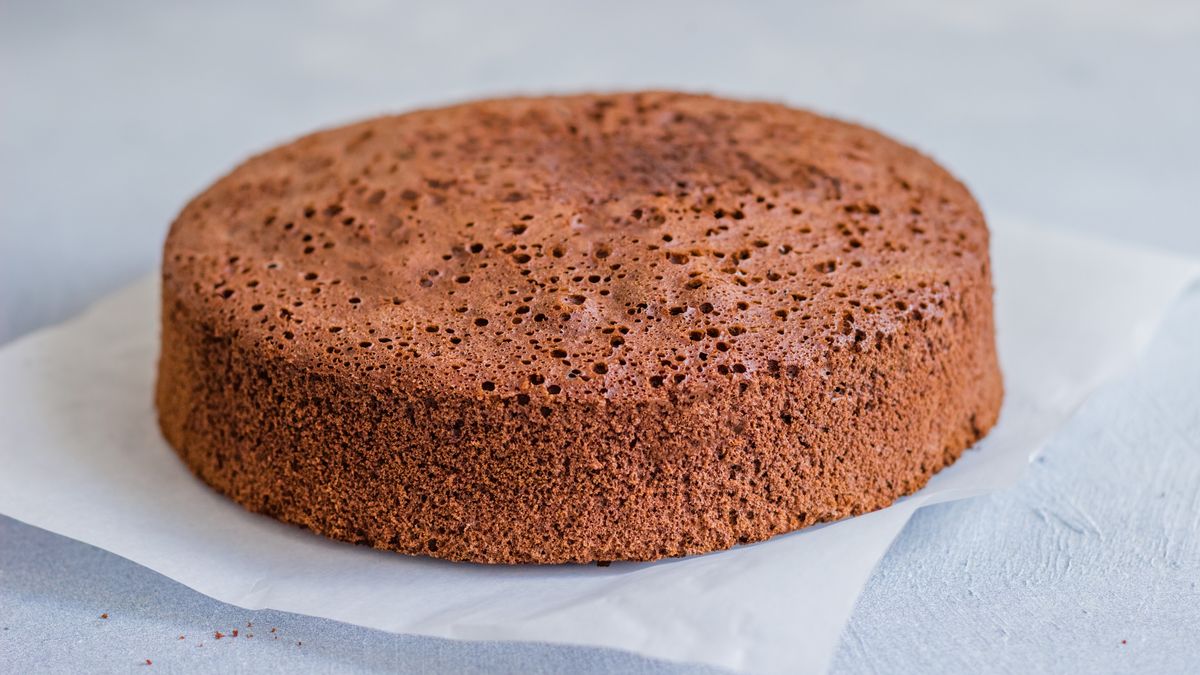 Kawowy biszkopt jest idealny do wielu tortów. 