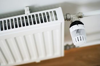 Schowaj to za kaloryferem. Zdziwisz się, jak spadną rachunki