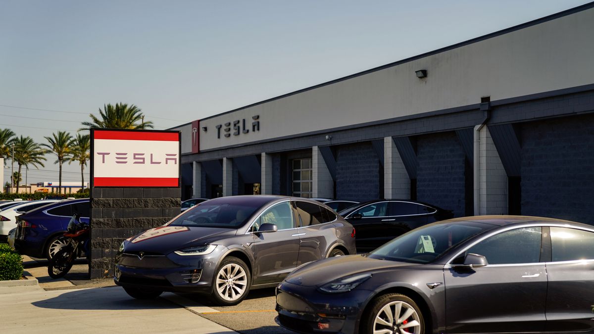 Ataki na samochody Tesli