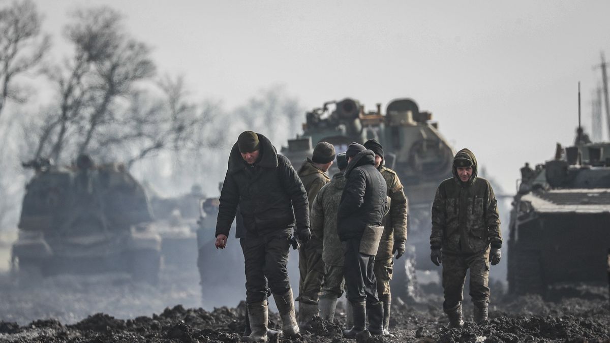 epa09776749 Russian servicemen and armoured vehicles stand on the road in Rostov region, Russia, 22 February 2022. On February 21, Russian President Vladimir Putin convened an extraordinary large meeting of the Russian Security Council, which discussed the recognition of the DNR and LNR. On the same day, the president made a decision and, during his video message to the citizens of the Russian Federation, signed a decree recognizing the independence of the republics of Donbass, as well as an agreement on friendship, cooperation and mutual assistance. The President instructed the Russian Defense Ministry to ensure the maintenance of peace by the Russian armed forces. The Russian Foreign Ministry should establish diplomatic relations with the DNR and LNR.  EPA/YURI KOCHETKOV Dostawca: PAP/EPA.