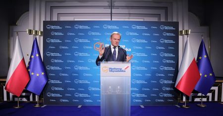 Tusk vs Morawiecki. Szef PO reaguje na film premiera. "Mówił o heheszkach"
