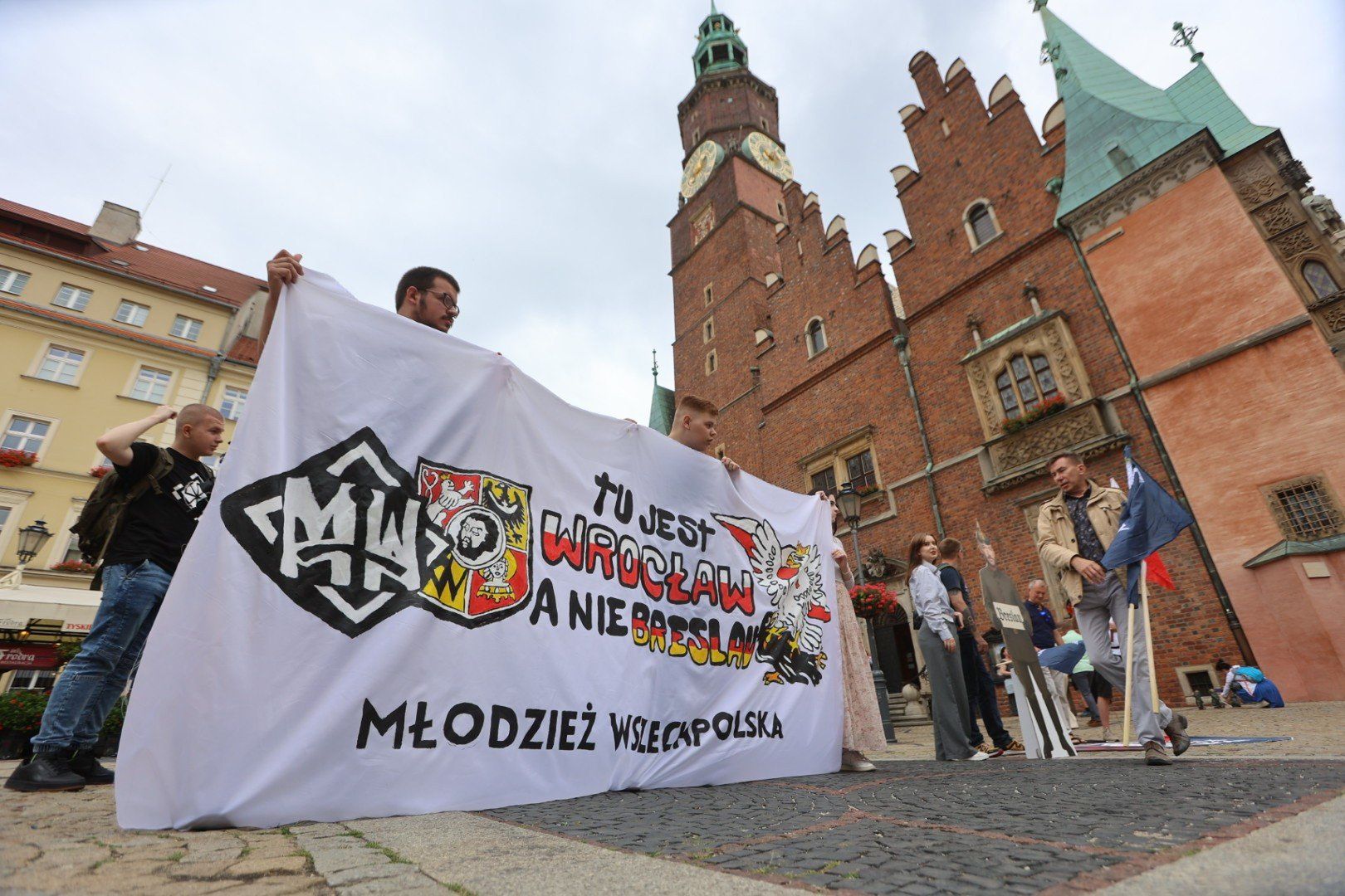Na konferencji przypomniano, że obecna nazwa Hali Stulecia nawiązuje do niemieckiego zwycięstwa nad Napoleonem w 1813 roku. 
