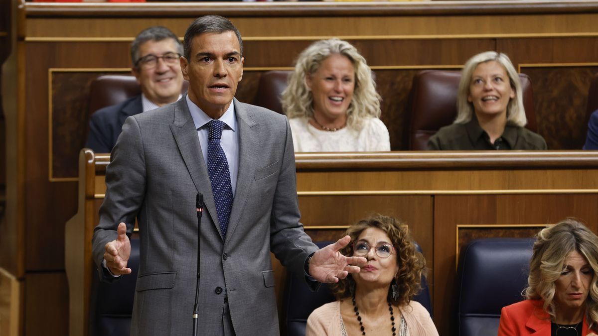 Spain's Prime Minister Pedro Sanchez (L) delivers a speech during the first question time after the summer holidays at the Lower House of the Spanish parliament in Madrid, Spain, 10 September 2025. EPA/J.J. GUILLEN Dostawca: PAP/EPA.