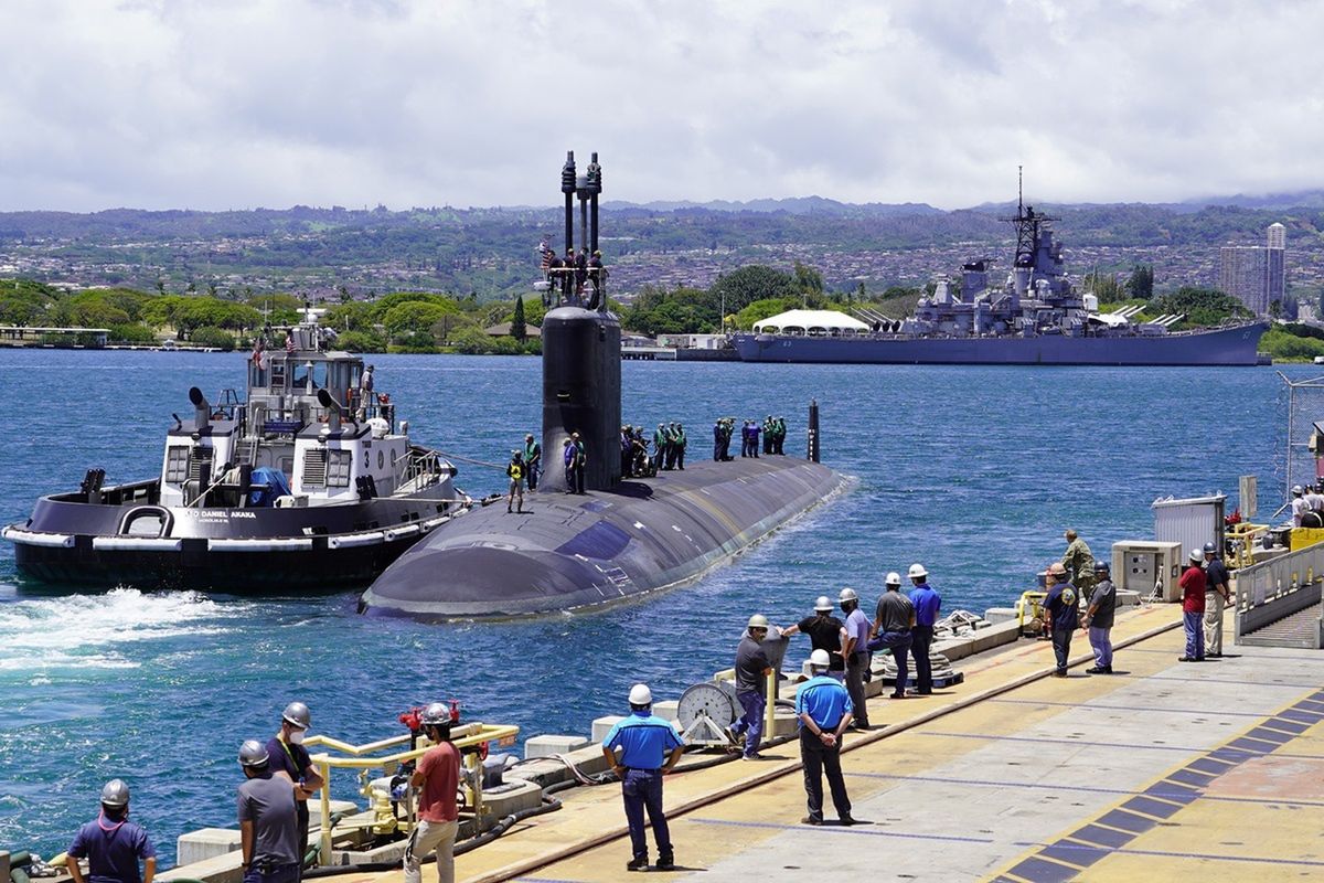 USS Missouri typu Virginia cumuje w Pearl Harbor.