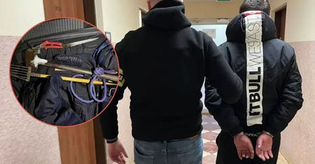 Oblał się benzyną i krzyczał, że się zabije. Później rzucił się na mundurowych z widłami