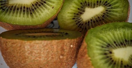 Jak przechowywać kiwi, żeby nie zmiękło za szybko? Wiele osób wciąż popełnia błąd