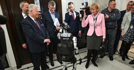 Suski rozmawiał z robotem w Sejmie. Zapytał go o politykę