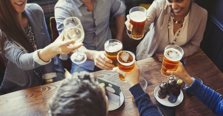 Kiedy przestać pić alkohol? Podali konkretny wiek