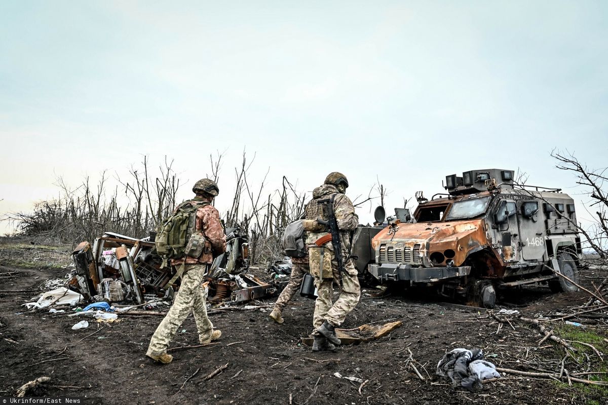Żołnierze 65. Oddzielnej Brygady Zmechanizowanej Wojsk Lądowych Sił Zbrojnych Ukrainy przy zniszczonym sprzęcie wojskowym w pobliżu Robotyne