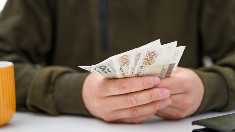 dziadek, kasa, metoda, na wnuczka, podatki, bank, gotówka, przelew, szelest, emerytura, renta, dodatek, kradzież, oszustwo, oszust, radca, finansowy, doradca, bisnes, bogactwo, banknoty, 100, finanse, kredyt, raty, hipoteczny, we frankach, waluta, wymiana, kursy walut, kantor, parabanki, inwestycja, pomoc, finansowa