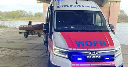 Akcja ratunkowa we Wrocławiu. Mężczyzna skoczył z mostu do Odry
