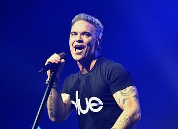 "Piłem, aż traciłem przytomność". Robbie Williams o uzależnieniu