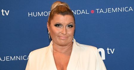 Katarzyna Skrzynecka pozuje na ramówce w białym garniturze. Postawiła na GŁĘBOKI dekolt (ZDJĘCIA)