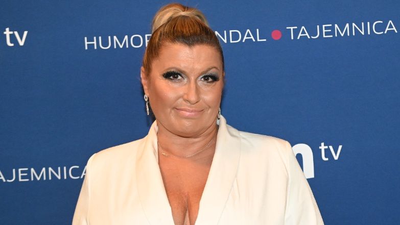 Katarzyna Skrzynecka w białym garniturze