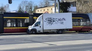 Łódź: Wypadek na Bałutach. Samochód dostawczy uderzył w tramwaj