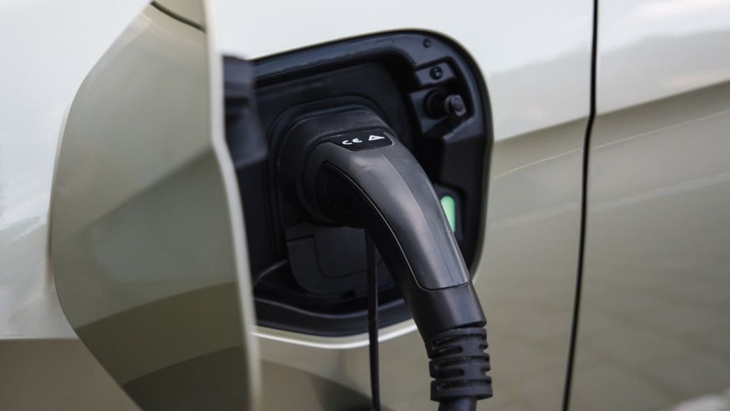 Akumulator nowej Škody Superb Combi PHEV może być ładowany z zewnętrznego źródła energii prądem zmiennym lub stałym.