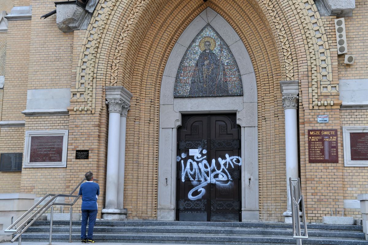 Łódź. Drzwi katedry pomazane sprayem. Sprawę bada policja 