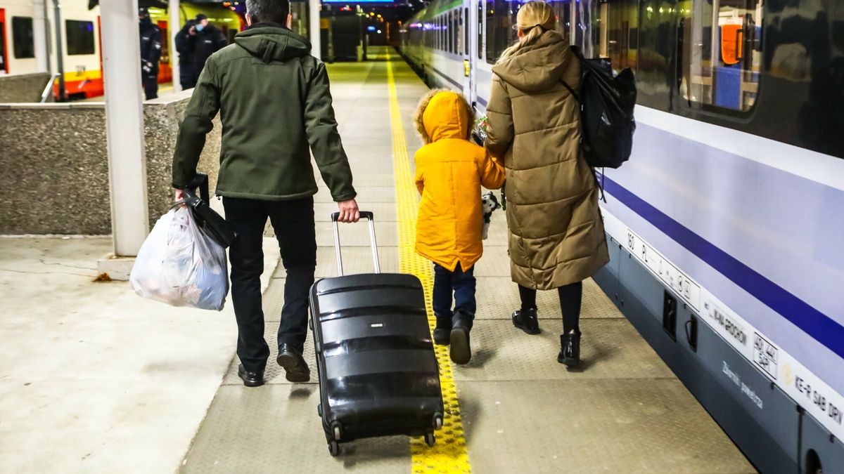 Miejskie punkty informacyjne dla uchod?ców
26.02.2022 Warszawa Praga Polnoc Dworzec Wschodni Punkt informacyjny dla uchodzcow z Ukrainy i punkt zbiorki pomocy rzeczowej dla Ukrainy w zwiazku z wojna rozpoczeta w Ukrainie przez Rosje Przyjazd pociagu z Przemysla Kobieta z synem z Ukrainy Pozostali uchodzcy z Ukrainy wysiedli na dworcu Warszawa Zachodnia fot. Adam Burakowski/REPORTER
Adam Burakowski/REPORTER