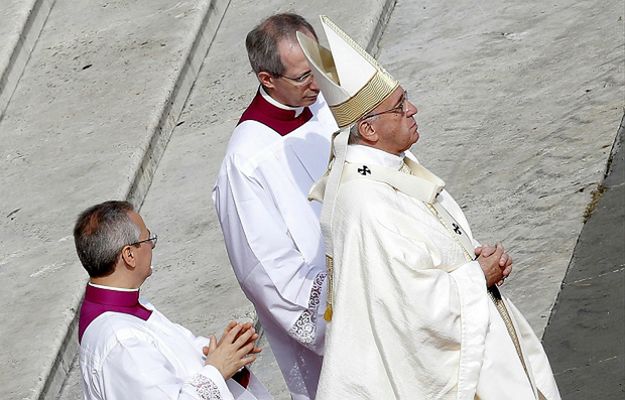 Papież Franciszek ma nowotwór mózgu? Watykan dementuje