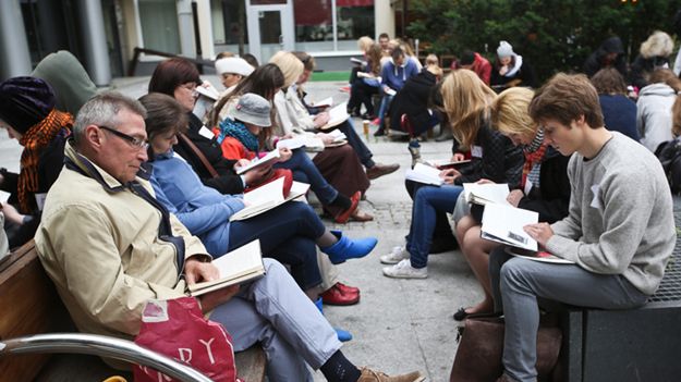 Próba pobicia rekordu świata w liczbie osób czytających jednocześnie na wolnym powietrzu, w ramach warszawskiego Big Book Festival w 2014 r.