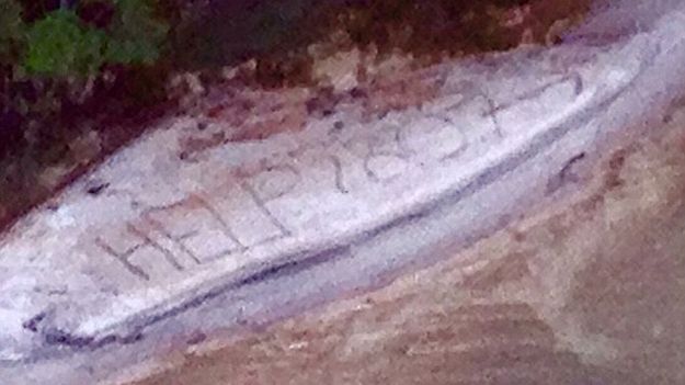 63-latka uratował wielki napis na piasku