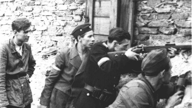 Żołnierze na barykadzie podczas Powstania Warszawskiego