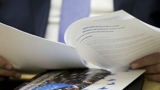 Szef KE Jean-Claude Juncker zaprezentował europosłom "białą księgę"