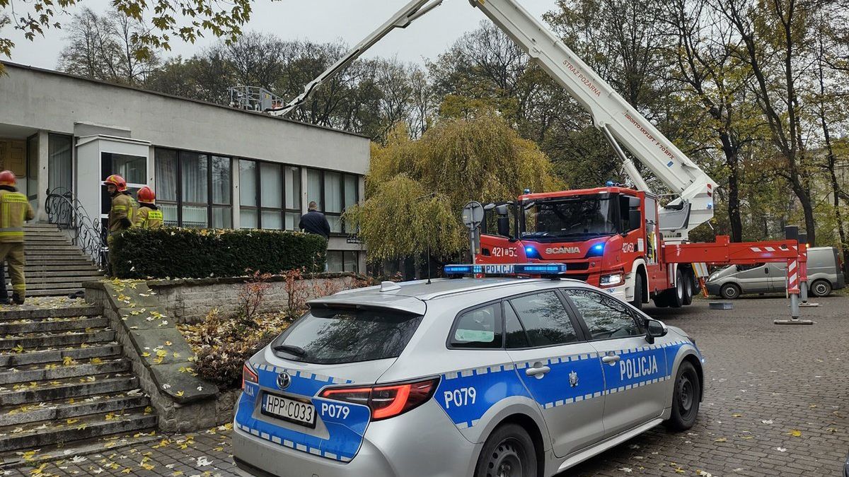 Dwóch mężczyzn znieważyło flagę i ukryło się w urzędzie