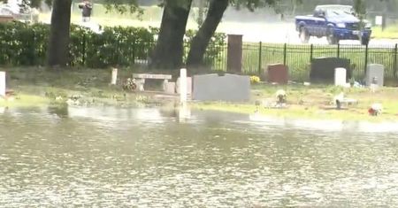 Huragan Ian. Cmentarz zniszczony, ludzkie szczątki w wodzie