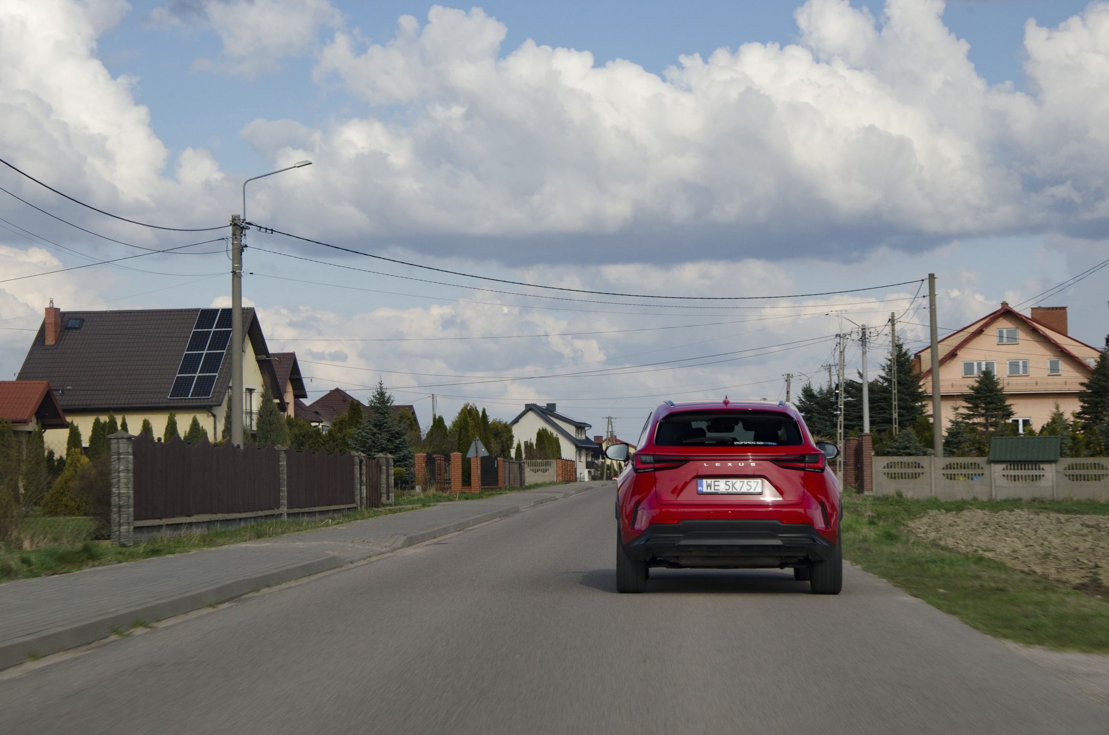 Nie warto, nie opłaca się i nie jest zbyt wygodnie jeździć w trybie ładowania po obszarze zabudowanym 