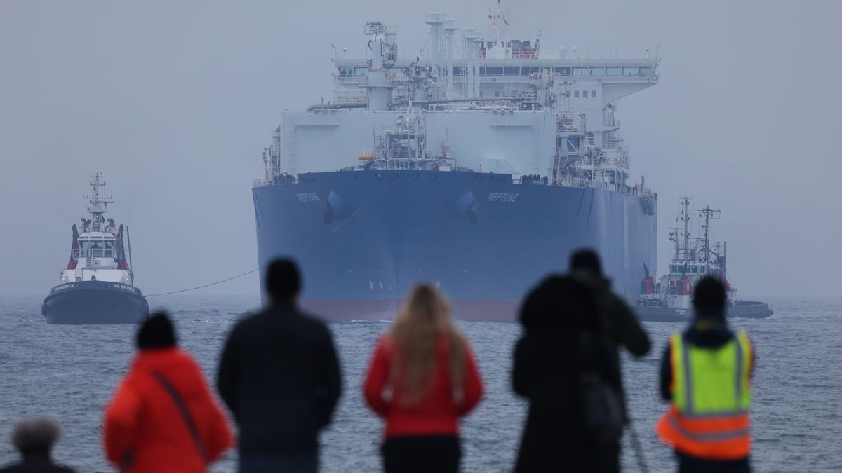 SASSNITZ, GERMANY - NOVEMBER 23: Members of the media watch as the "Neptune," a Norwegian-flagged regasification ship for liquified natural gas (LNG), is guided by tugboats as it arrives at Mukran Port on Rügen Island on November 23, 2022 in Sassnitz, Germany. The ship is a Floating Storage Regasification Unit (FSRU) and is used to turn liquified natural gas (LNG) from a liquid back into a gas and then pump the gas into the host natural gas pipeline network. The "Neptune" will be stationed at the new LNG terminal at nearby Lubmin. Germany is building several LNG terminals on its North Sea and Baltic Sea coasts as it seeks to pivot away from natural gas imports from Russia, which had arrived via several pipelines, including the now defunct Nord Stream 1. (Photo by Sean Gallup/Getty Images)