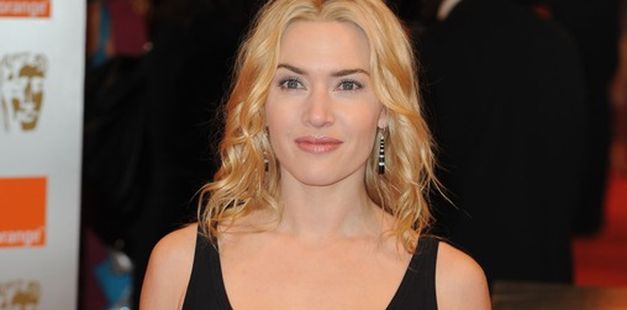 Kate Winslet w objęciach modela