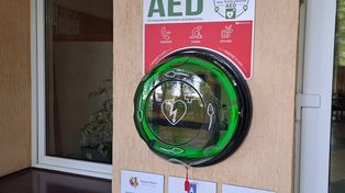 W Gąbinie zamontowano kolejny defibrylator AED. To już siódme urządzenie w sieci