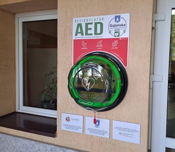 W Gąbinie zamontowano kolejny defibrylator AED. To już siódme urządzenie w sieci
