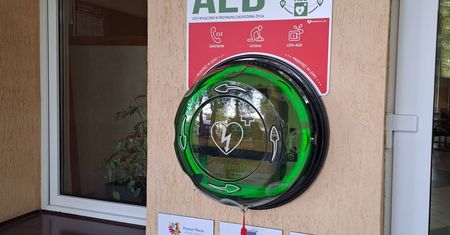 W Gąbinie zamontowano kolejny defibrylator AED. To już siódme urządzenie w sieci