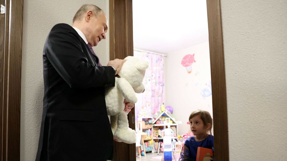 Temporary
In this pool photograph distributed by Russian state agency Sputnik, Russia's President Vladimir Putin visits the family of a medical worker in Tula on February 2, 2024. (Photo by Alexander KAZAKOV / POOL / AFP)
ALEXANDER KAZAKOV
