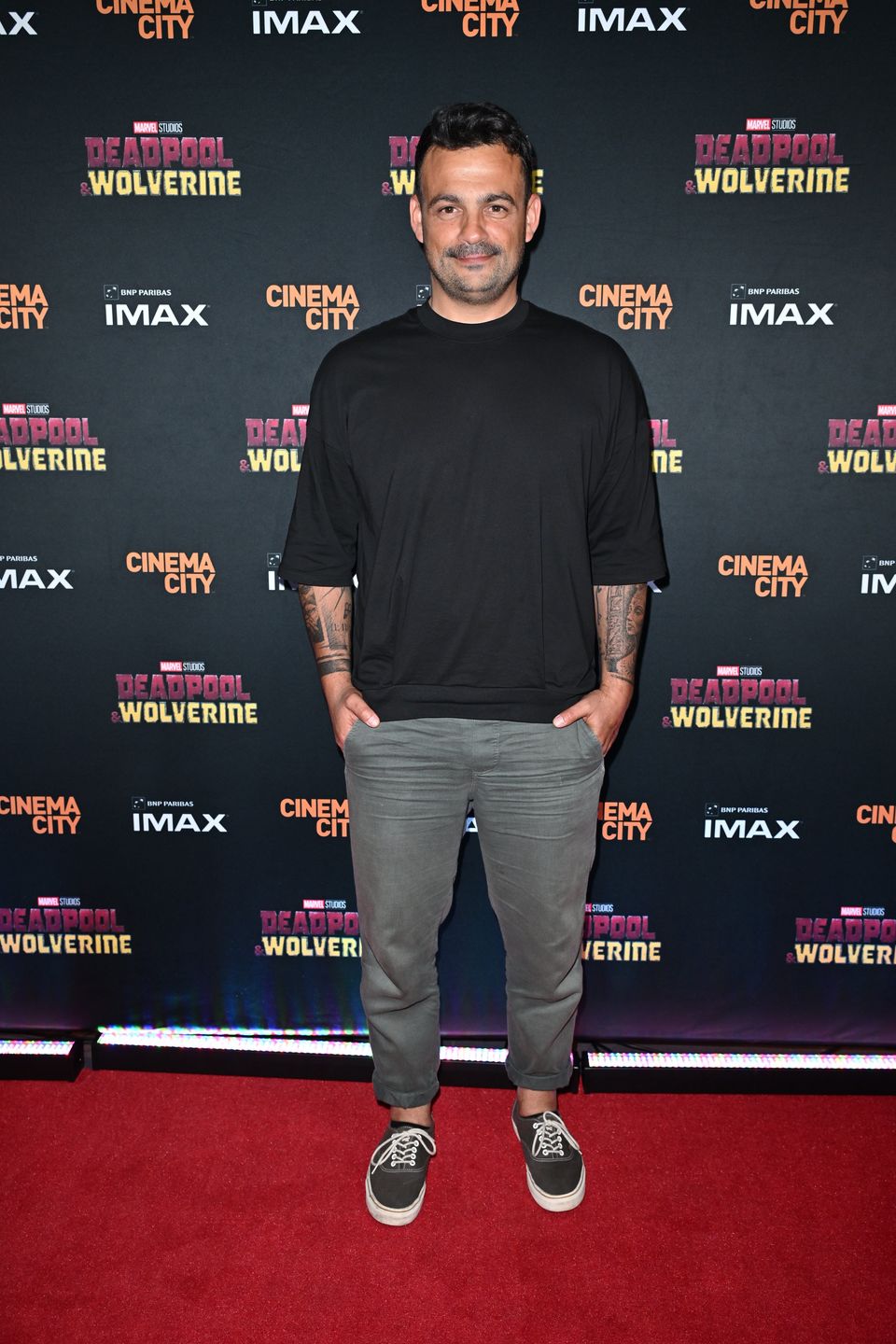 Tłum gwiazd melduje się na filmowej premierze